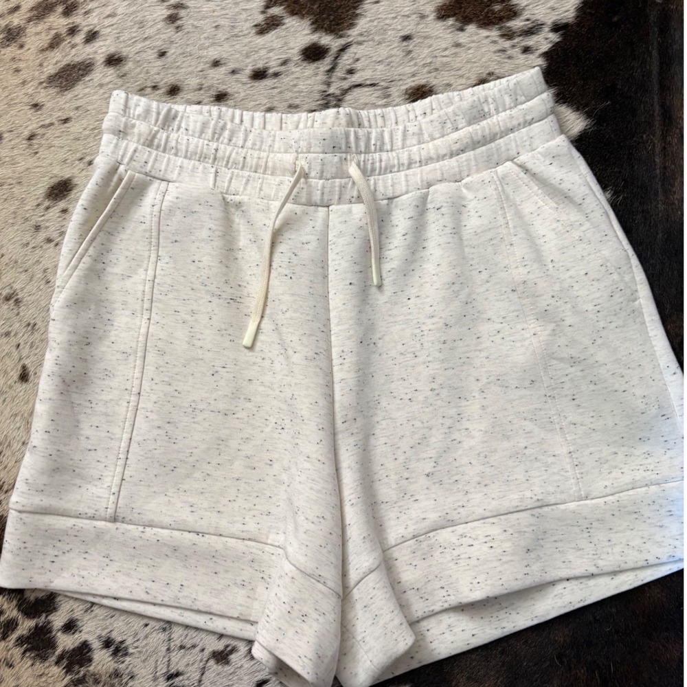 Varley Atrium High Rise Short in the speckled Ivory Marl size Large